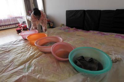 扬中楼上漏水，住户失联，小区没物管，业主维权难！律师来支招……